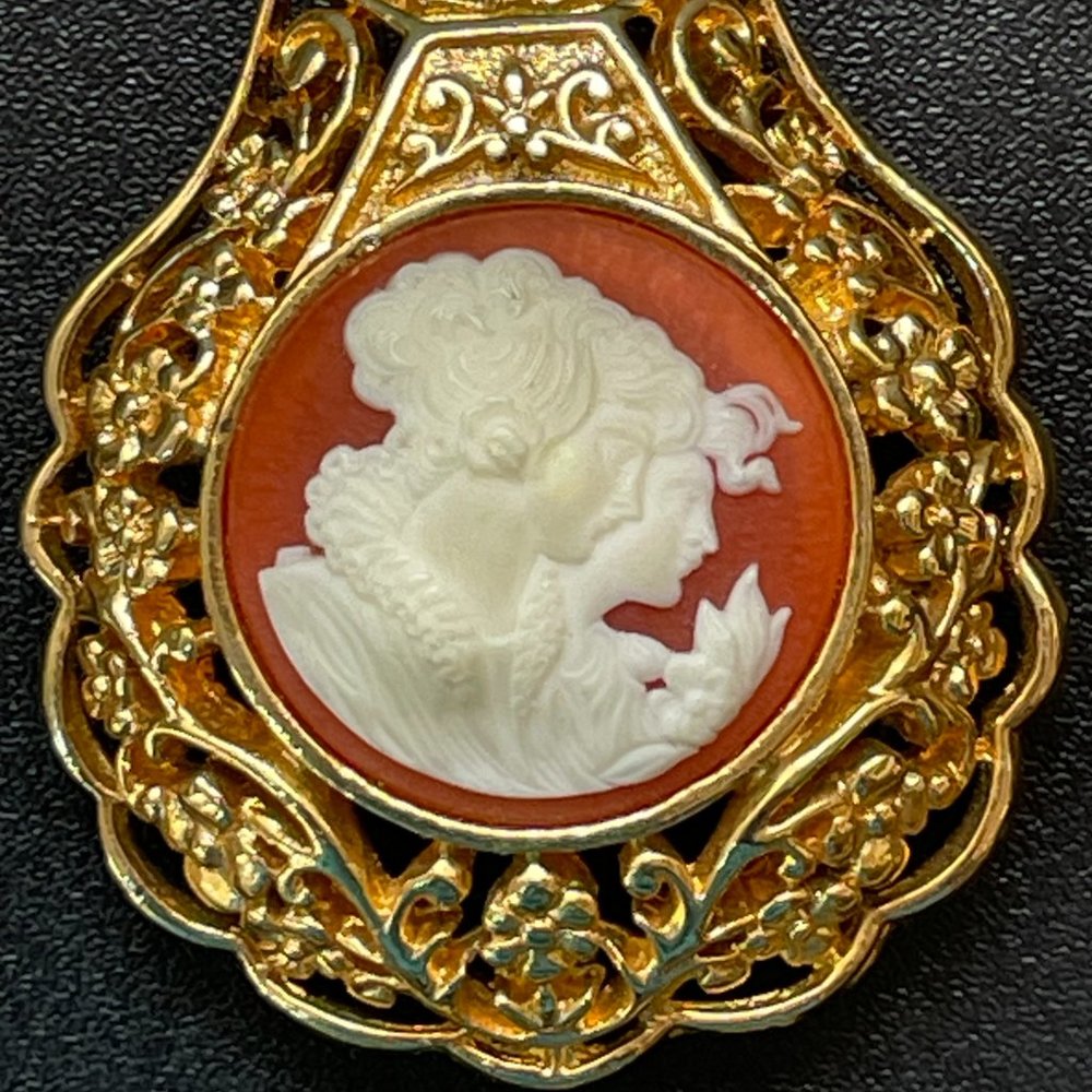 Rare Vintage Gold tone Cameo Solid Perfume Necklace